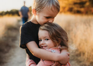 Small toddlers hugging eachother.